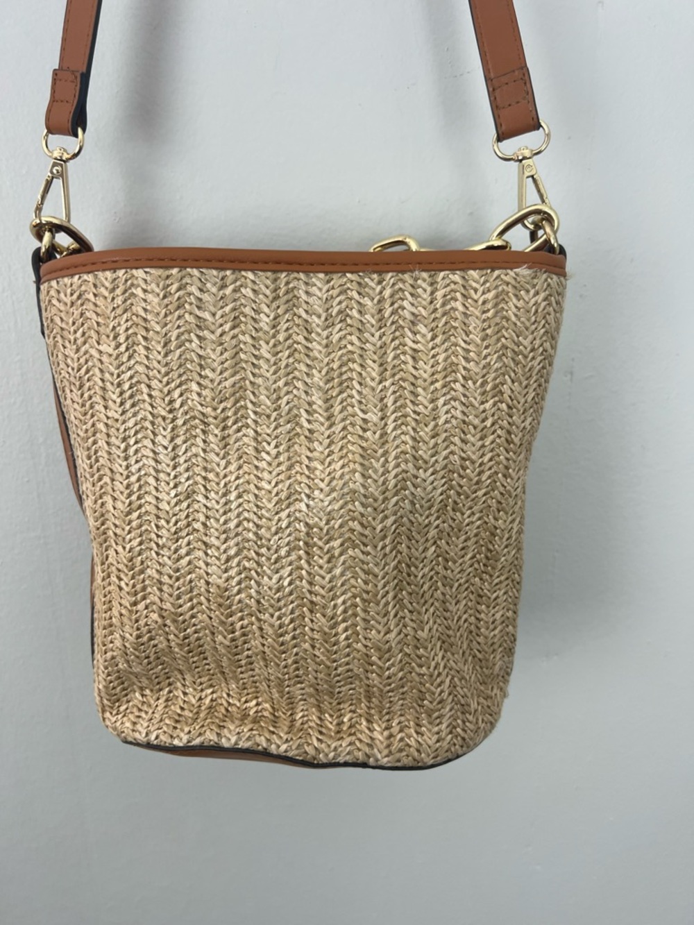 Nanette Lepore Beige Straw Bucket Bag with Gold Chain - Picture 7 of 9